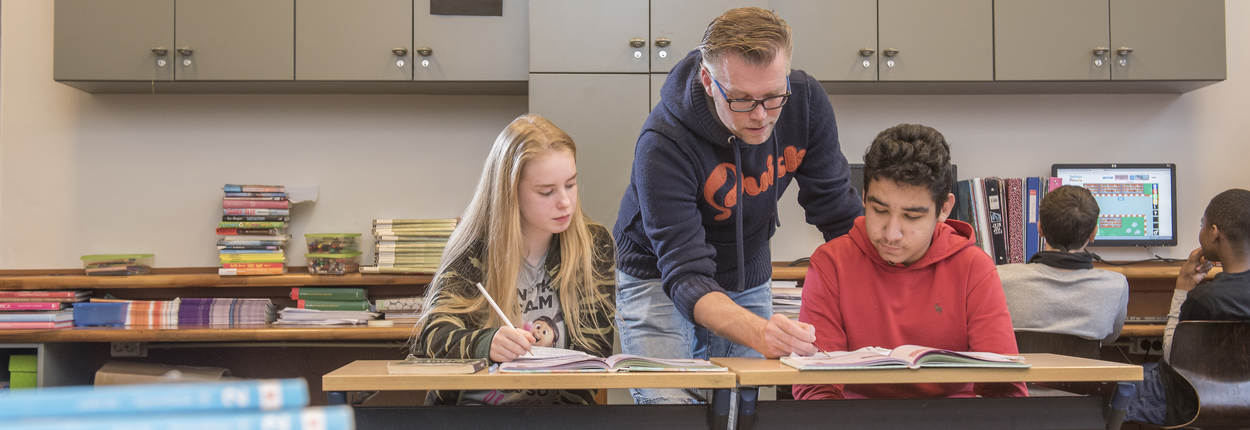 Klaslokaal met twee leerlingen en leraar