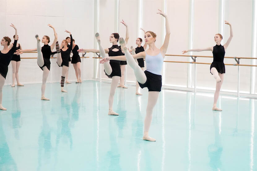 Ballerina's dansen in een studio