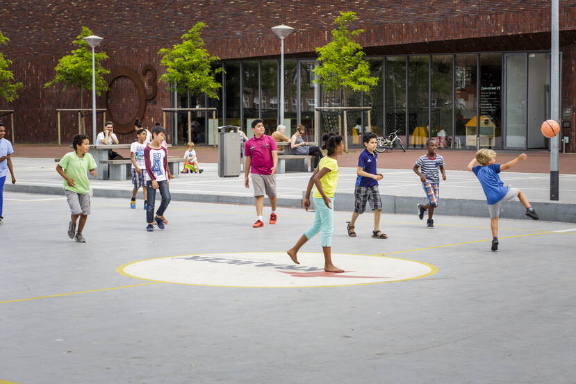 Basisschoolleerlingen in beweging op het schoolplein