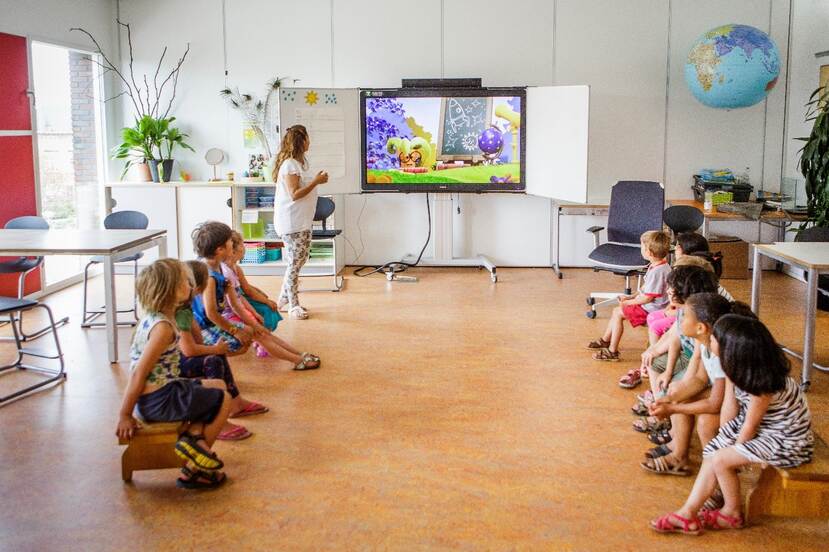 Juf laat video zien aan kleuterklas